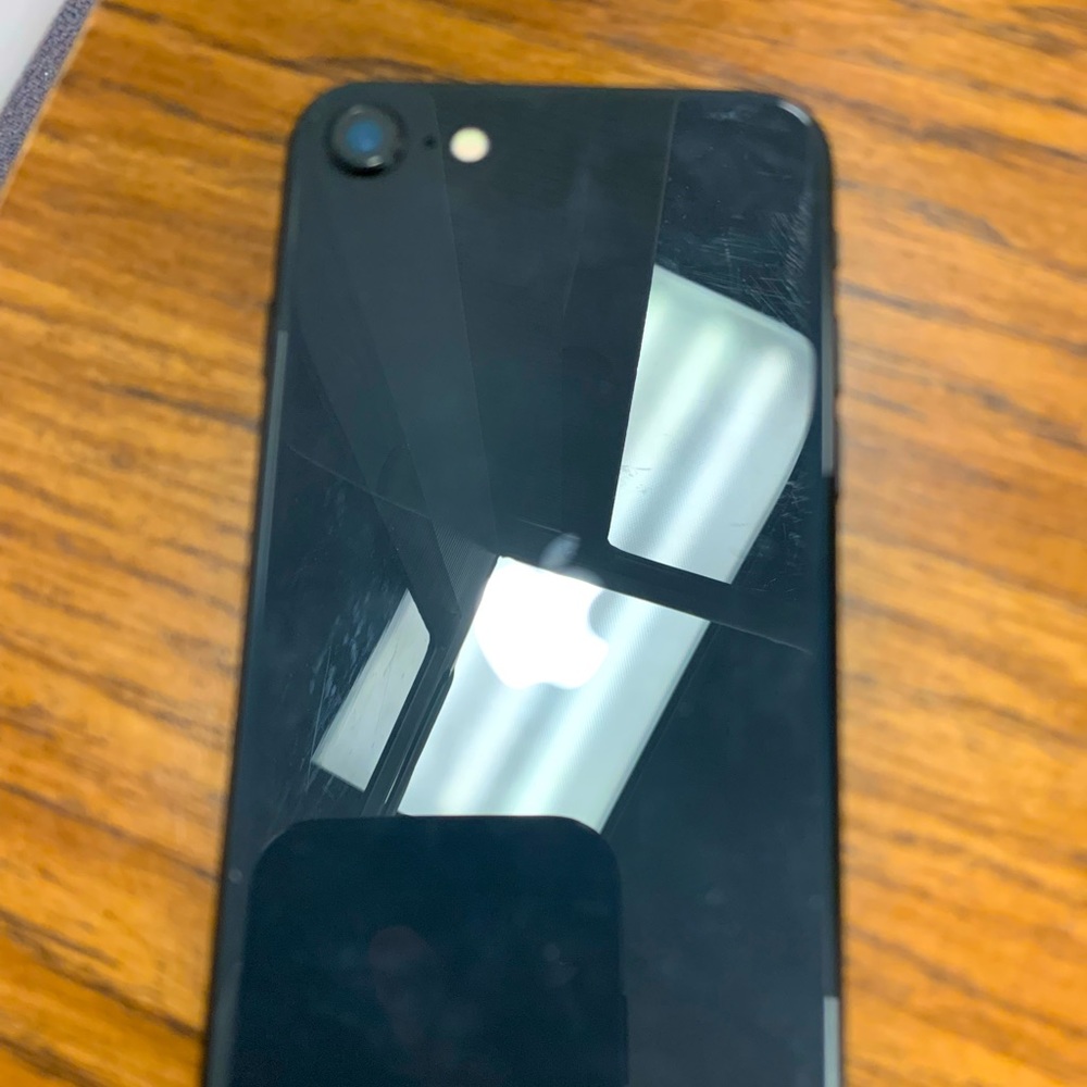 I’m selling my old iPhone 8, a little scratch nothing major, it’s on also!